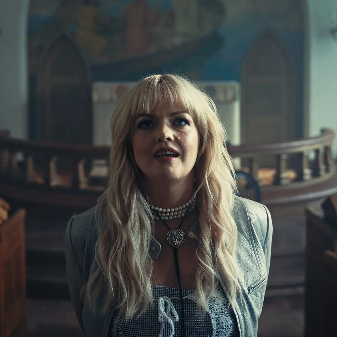 Maria Jane Smith i en kyrka, ur albumets visuella universum