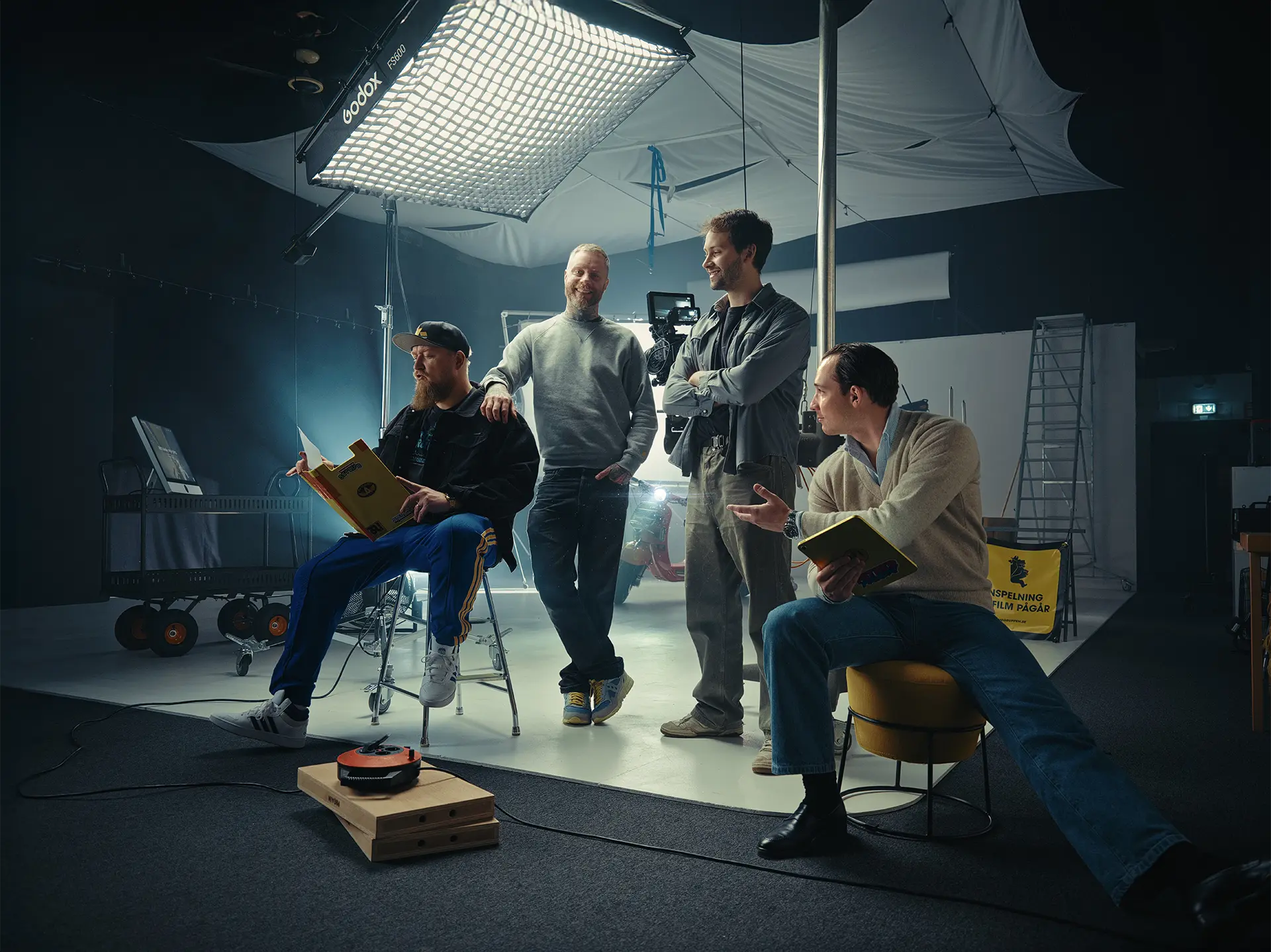 ACME Gruppens team i filmstudion under en inspelning