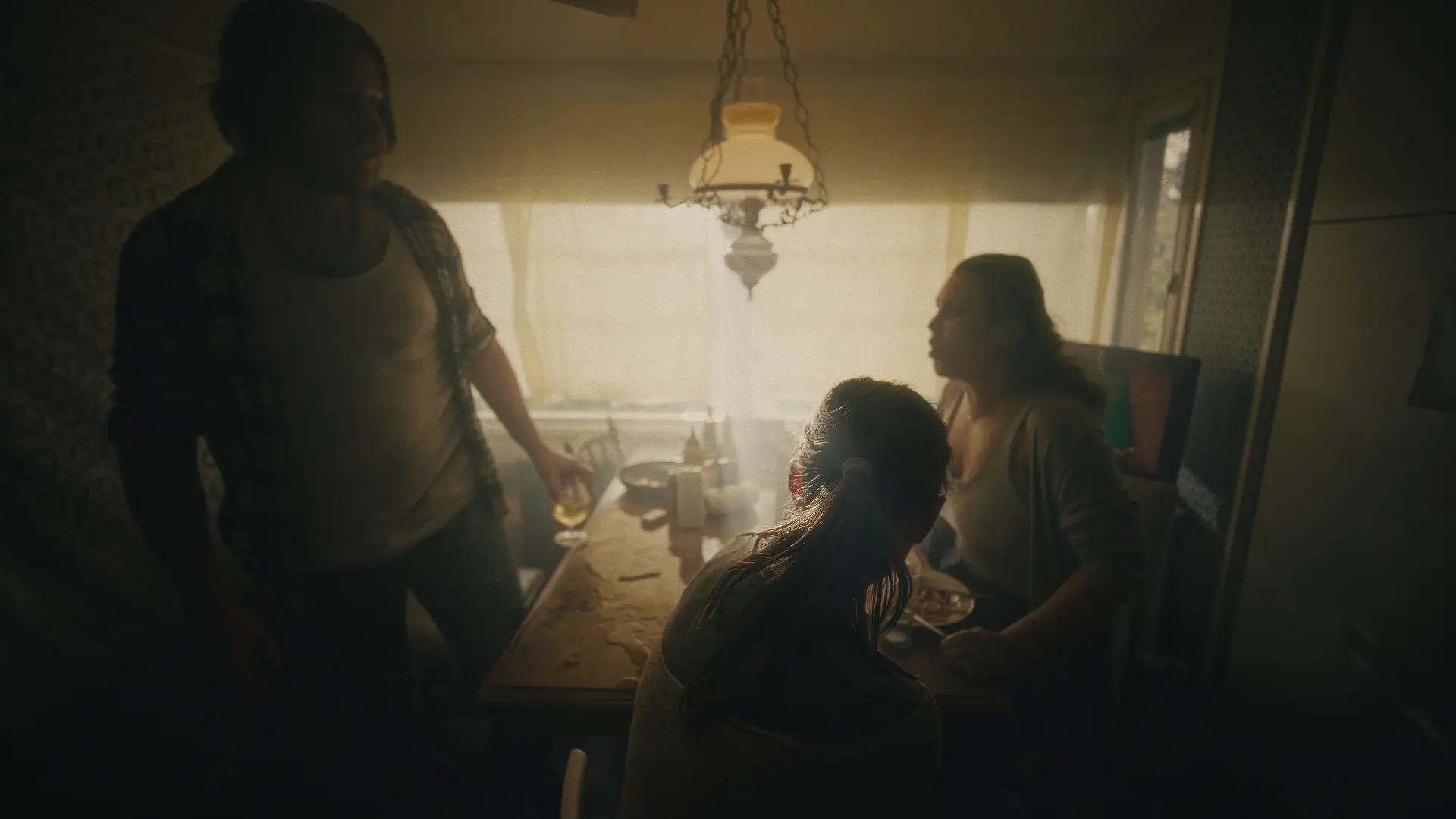 Scen ur kampanjfilmen: en familj vid köksbordet