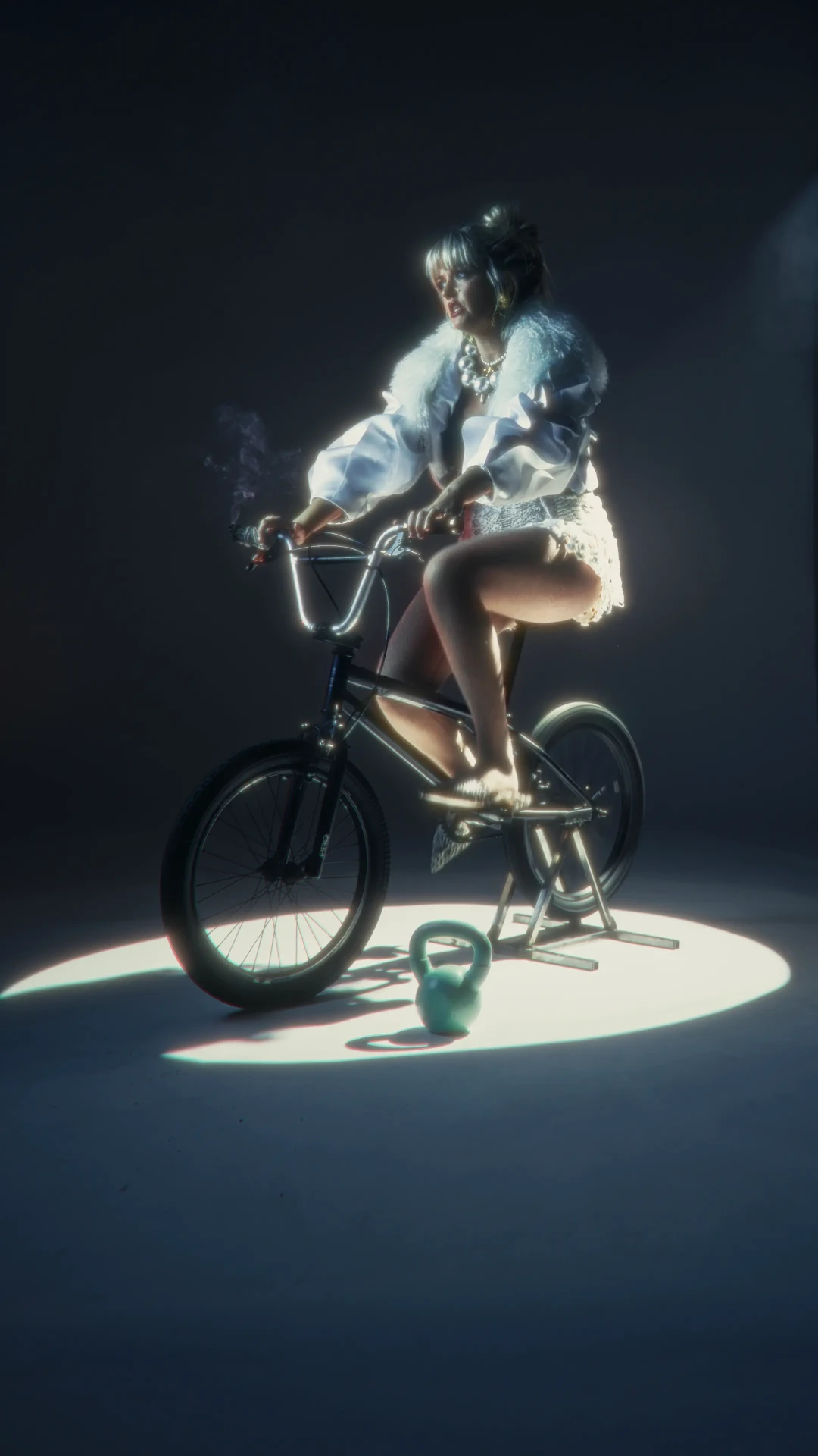 Maria Jane Smith på en cykel i studions strålkastarljus