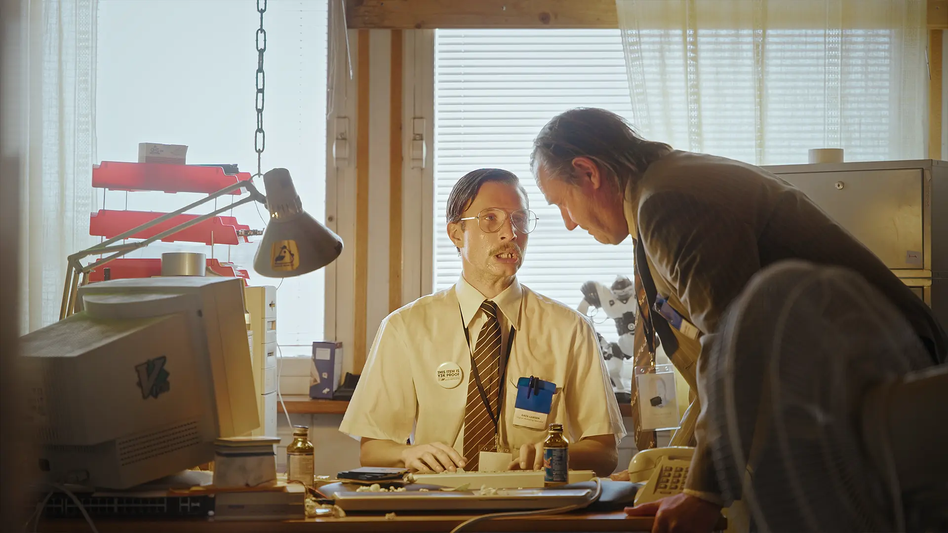 Marknadsteamet på Gold N’ Grain vid en äldre dator