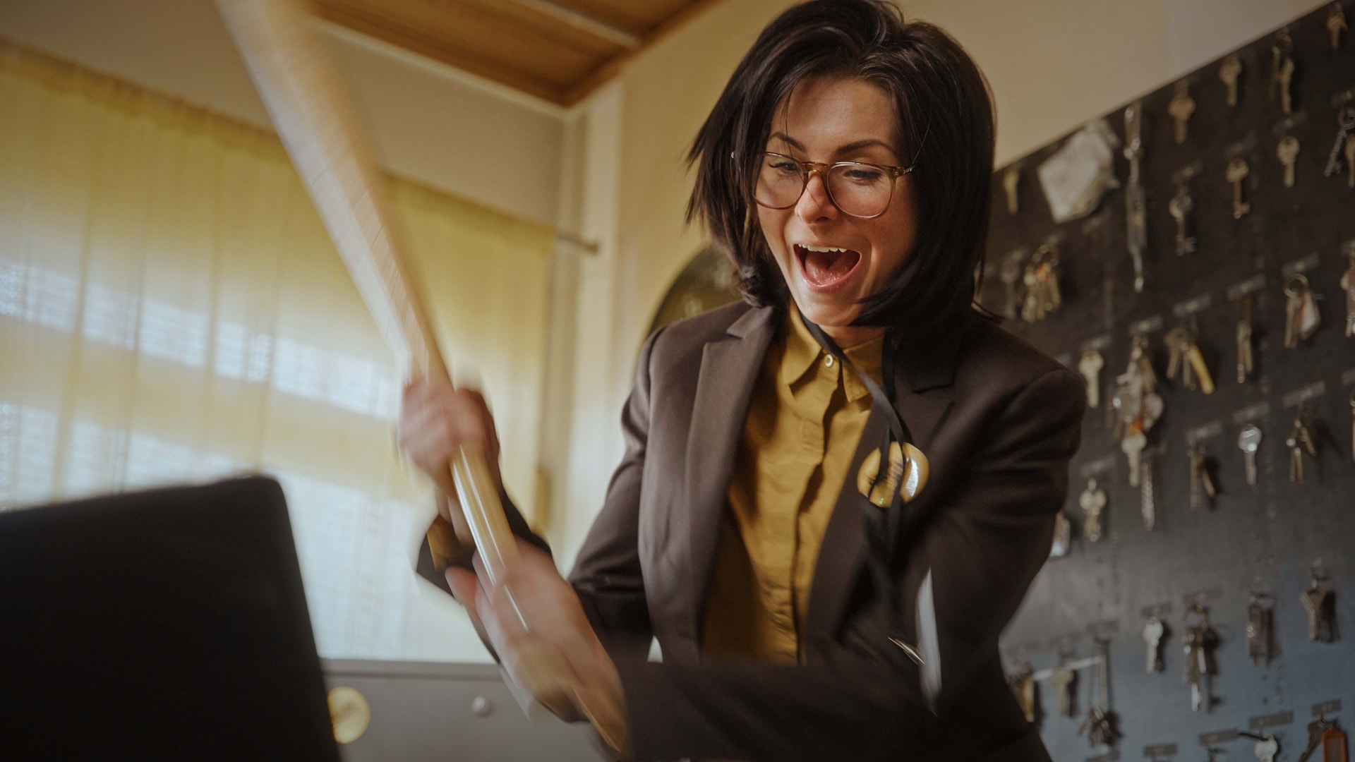 En karaktär spelar luftgitarr på kontoret i Modern Marketer